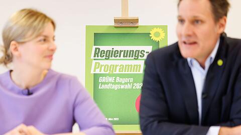 Ludwig Hartmann (r) und Katharina Schulze, geben eine Pressekonferenz zur Vorstellung des Regierungsprogramms.