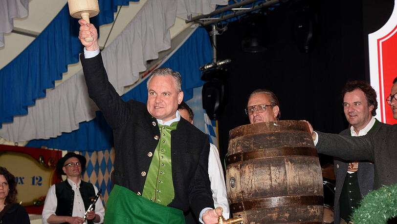 Wirtschaftsreferent Christian Scharpf (SPD) hat auf dem Frühlingsfest ein Fass angezapft. Am Dienstag hat der Stadtrat in seinem Ausschuss über die Zulassungen zum Oktoberfest entschieden. Wirtschaftsreferent Christian Scharpf (SPD) hat auf dem Frühlingsfest ein Fass angezapft. Am Dienstag hat der Stadtrat in seinem Ausschuss über die Zulassungen zum Oktoberfest entschieden.