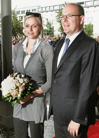 Fürst Albert und Charlene stehen auf dem roten Teppich des Hotel Adlon in Berlin.