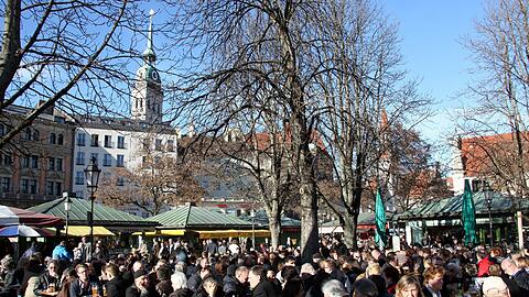 Der Biergarten auf dem Markt. Heute wird hier Fasching gefeiert.