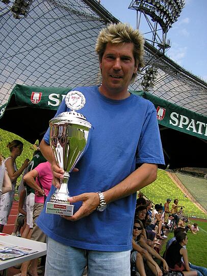 Stefan Schneider vor zehn Jahren mit Pokal. Der 1860-Stadionsprecher kommentiert die Freizeitkicker-Endspiele bis heute.