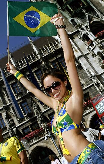 Auch acht Jahre später waren brasilianische Fans gut gelaunt bei der WM 2006 in Deutschland unterwegs - wie diese junge Dame in München!