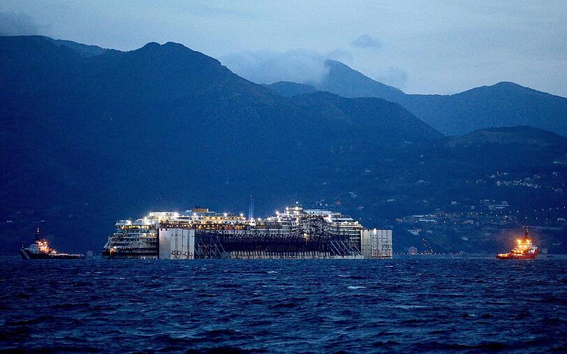 Die knapp viertägige Reise vom Unglücksort vor der Insel Giglio verlief für die "Costa Concordia", ihre vier Schlepper und zehn Begleitschiffe ohne größere Probleme.