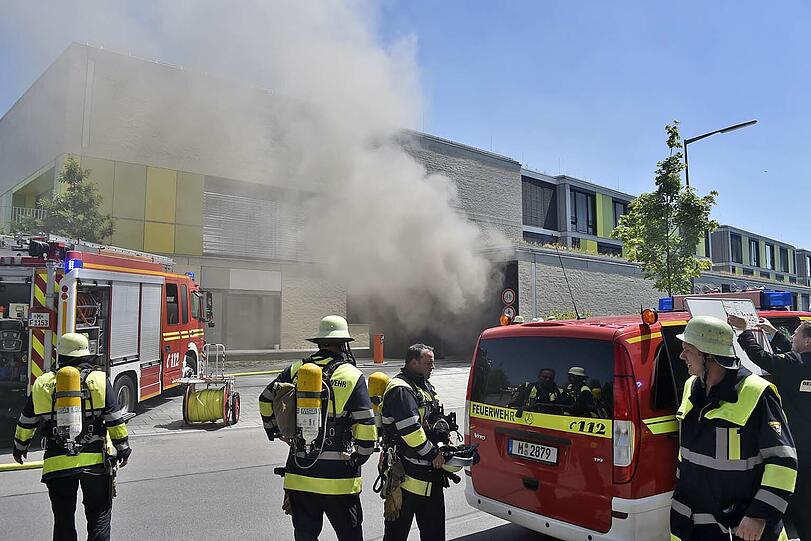 In der Garage des Gymnasiums brannten drei Autos. Die Bilder vom Feuerwehreinsatz.