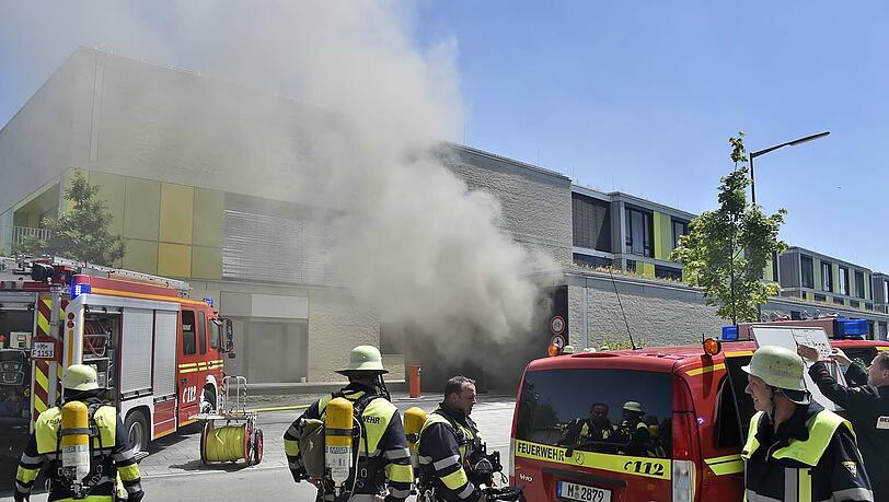 In der Garage des Gymnasiums brannten drei Autos. Die Bilder vom Feuerwehreinsatz. In der Garage des Gymnasiums brannten drei Autos. Die Bilder vom Feuerwehreinsatz.