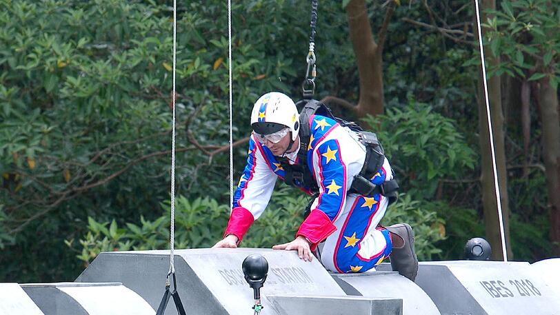 Matthias Mangiapane ist am Seil gesichert und muss in 30 Metern Höhe in der Rakete (mit Ekeltierchen) nach Sternen suchen