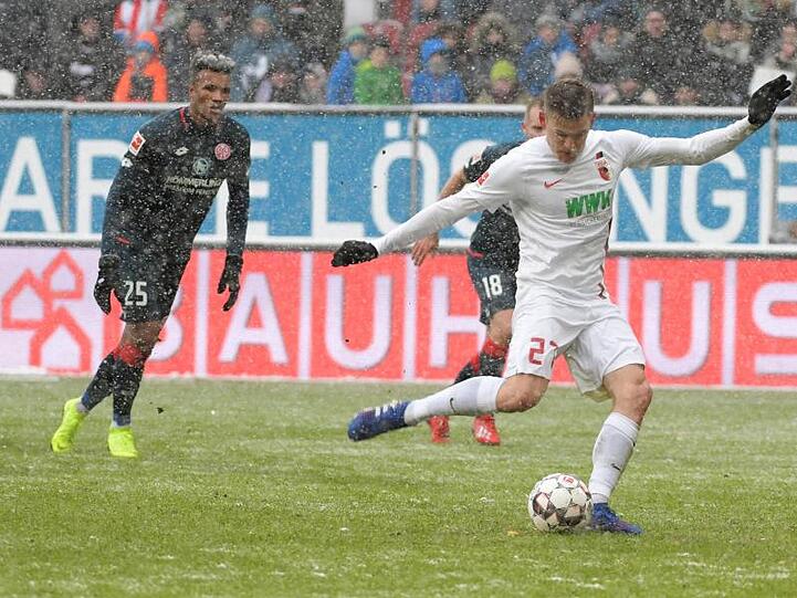 Augsburgs Alfred Finnbogason (r) erzielte alle drei Treffer gegen Mainz.