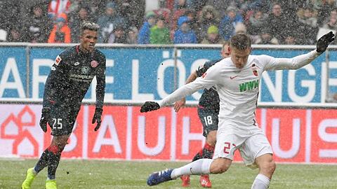 Augsburgs Alfred Finnbogason (r) erzielte alle drei Treffer gegen Mainz.