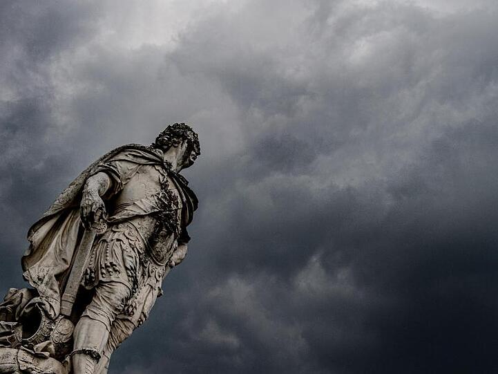 Dunkle Wolken ziehen über dem Denkmal von Landgraf Friedrich II. in Kassel vorbei. Nach dem heißen Wochenende sind heftige Gewitter über Teile Deutschlands gezogen.