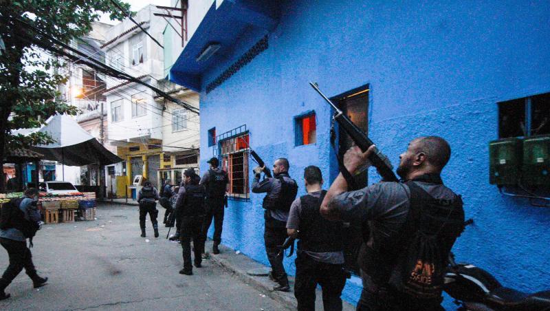 Polizisten führen einen Einsatz gegen Banden in der Favela Jacarezinho durch.