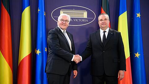 Shakehands zwischen Bundespräsident frank-Walter steinmeier (l.) und dem rumänischen Ministerpräsidenten Nicolae-Ionel Ciuca.