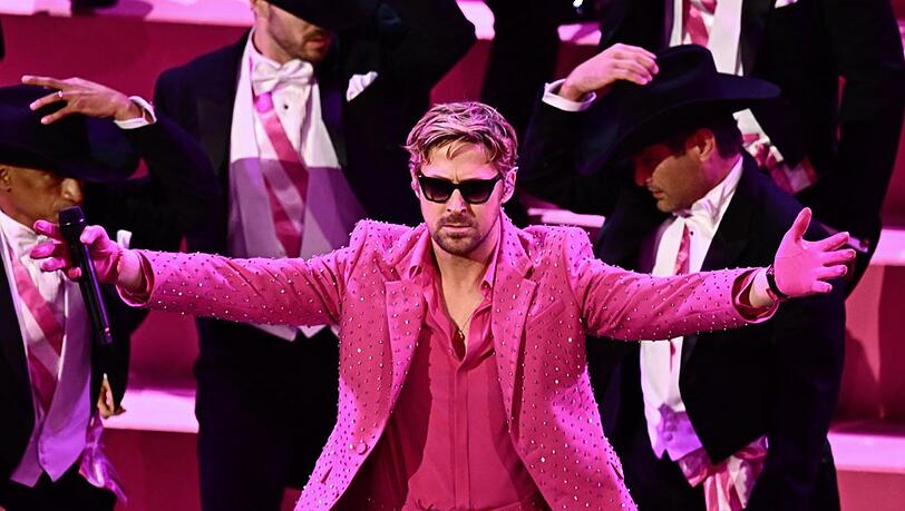 "Can you feel the Kenergy?": Ryan Goslings Ken-Performance warf knallpinkes Licht auf die goldenen Oscar-Troph&auml;en.