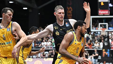 Mit 25 Punkten Albas Topscorer beim 96:85 in Chemnitz: Sterling Brown (r).