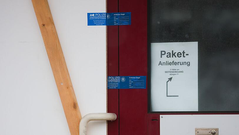 Nur Polizeisiegel erinnern noch daran, was in einer Firma in St. Johann in Baden-Württemberg passiert ist.