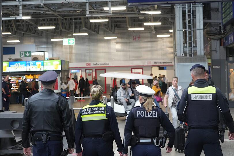 So in etwa wird das künftig aussehen, wenn die Vierfach-Streife am Hauptbahnhof freitags und samstags unterwegs ist. So in etwa wird das künftig aussehen, wenn die Vierfach-Streife am Hauptbahnhof freitags und samstags unterwegs ist.