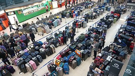 Am Flughafen herrscht Chaos bei der Gep&auml;ckabfertigung.