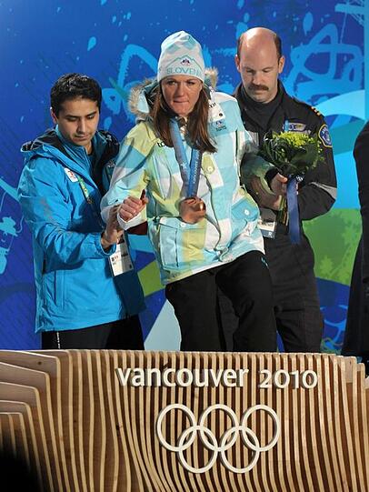 Petra Majdic (M) muss bei der Siegerehrung gestützt werden.