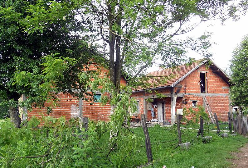 Nachbarn erzählten, die kleine Karla
habe nicht im Haus, sondern im Viehstall schlafen müssen. Sie habe
sich von Schweinefutter ernährt, um nicht zu verhungern. Immer wieder
habe ihr Stiefvater Hunde auf sie gehetzt, die sie übel zugerichtet
hätten.