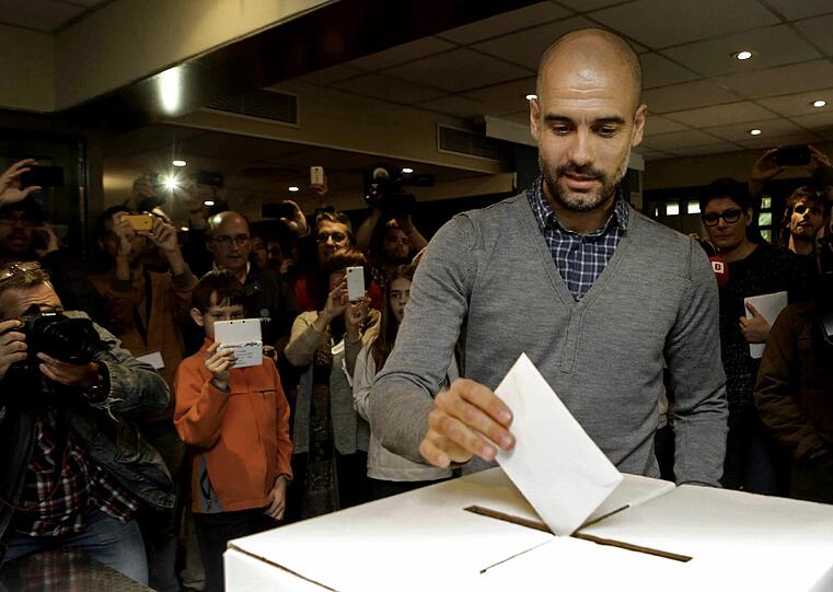 Bayern-Trainer Pep Guardiola lässt es sich nicht nehmen, beim Unabhängigkeits-Referendum in Katalonien abzustimmen.