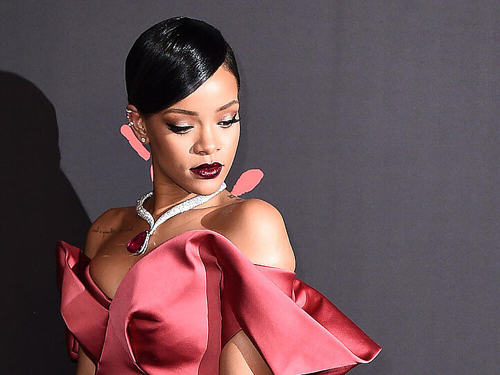Rihanna trällert mit prominenter Unterstützung