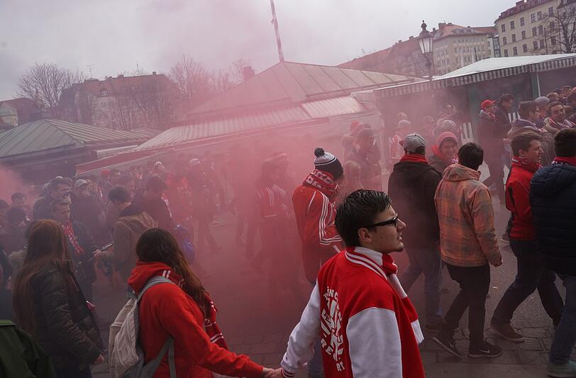 Vermeintliche Bayern-Fans zünden am Viktualienmarkt eine Rauchbombe.
