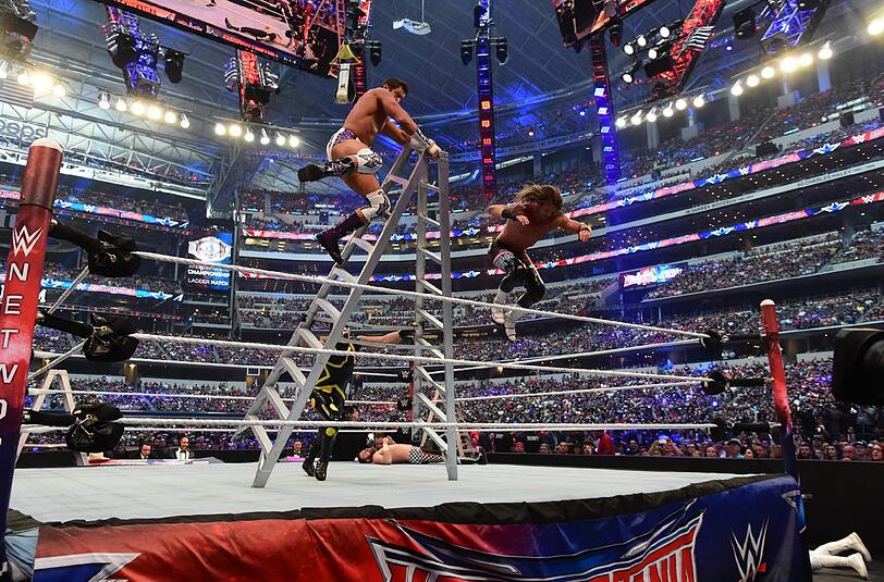 Spektakel vor 101 763 Zuschauern: Wrestlemania lockt Jahr für Jahr Fan-Massen an. Der Grund sind solch spektakuläre Aktionen wie bei diesem Leiter-Match.