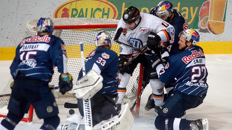 Die Quittung für zu viele Strafzeiten: Wolfsburgs Brent Aubin (in Weiß) versenkt den Puck zum 2:1-Sieg gegen den EHC.
