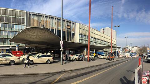 Im Sommer spätestens verschwindet der Schwammerl vor dem Hauptbahnhof.