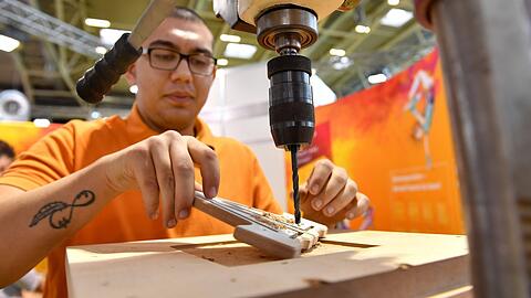 Wer wie dieser Mann in der Fertigung arbeiten will, findet sofort einen Job. Auf jeden Arbeitssuchenden kommt eine offene Stelle.