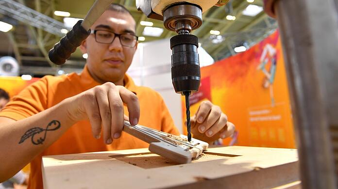 Wer wie dieser Mann in der Fertigung arbeiten will, findet sofort einen Job. Auf jeden Arbeitssuchenden kommt eine offene Stelle.