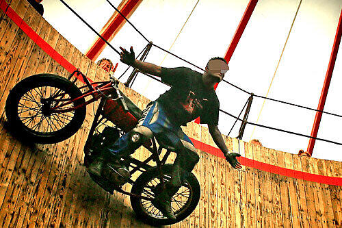 Ein Biker-Akrobat von Pitts Todeswand in Aktion.