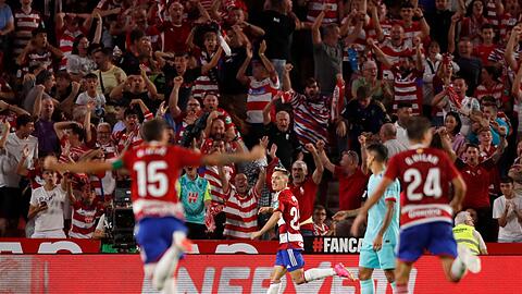 Fußball, Primera División, Spanien, FC Granada - FC Barcelona, 9. Spieltag, Los Carmanes Stadion: Granadas Bryan Zaragoza (M) feiert seinen zweiten Treffer.