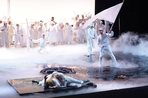 Nach der Bühne des Nationaltheaters bei "Wozzeck" verwandelt sich nun auch das Gärtnerplatztheater für "Das Märchen vom Zaren Saltan" in ein Feuchtgebiet.