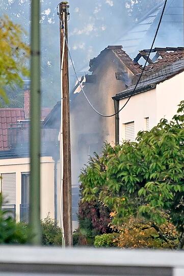 Rauch steigt über dem Einfamilienhaus in der Glockenblumenstraße auf.