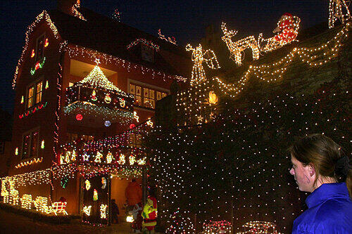Bei Raimund und Rosa Krämer leuchten Millionen Lichter am Haus in Mainbernheim.