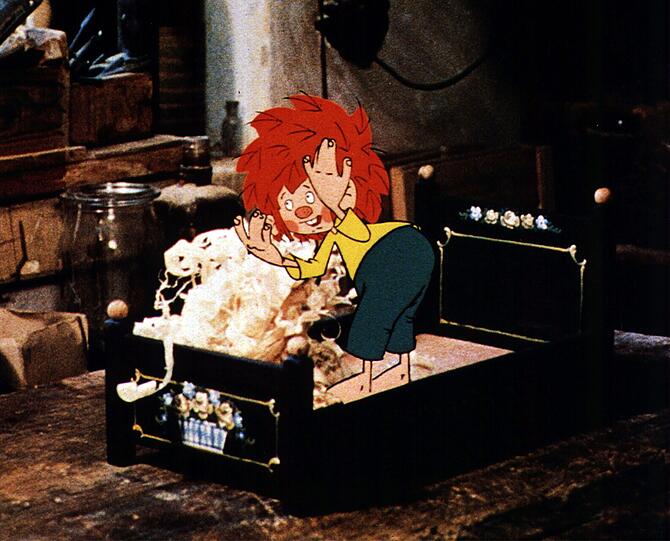 Der freche Klabautermann tanzt dem Schreinermeister gehörig auf der Nase herum.