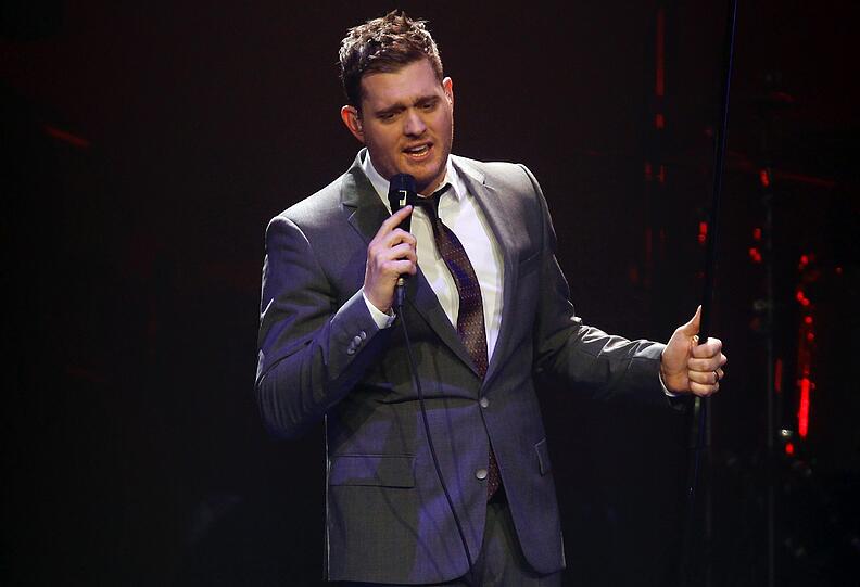 Peinlicher wurde es für Saubermann Michael Buble (38, "To Be Loved"). Vor ein paar Monaten tauchten intime Fotos auf, die den Sänger in eindeutigen Posen mit einer leicht bekleideten Dame zeigen. Entstanden waren die Aufnahmen im Jahr 2000 während einer wilden Party, kurz nachdem er sich von seiner damaligen Freundin getrennt hatte. Der 38-Jährige ist seit 2011 mit dem Model Luisana Lopilato verheiratet, dieses Jahr bekamen sie ihr erstes Kind. Bisher hat sich der Kanadier nicht zu den Bildern geäußert. Dafür wurde er mit einem kleinen Vorhängeschloss an seinem Hosenschlitz gesichtet, was vermuten lässt, dass er die Situation mit Humor nimmt.