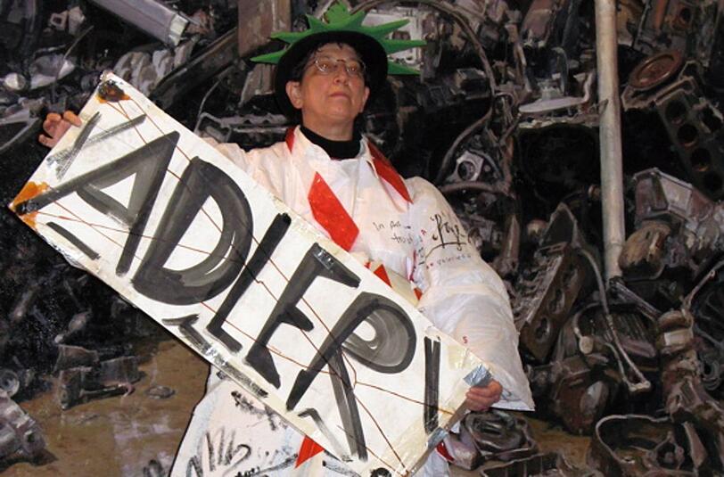 Trash Queen »die Spinne« als Trash-Poem in einem Akt. Die Trash-Künstlerin ADLER A.F. zeigt fragmentarische Video-Mitschnitte ihrer Arbeitsaufenthalte als Stipendiatin auf Jamaica, New Orleans und Miami.