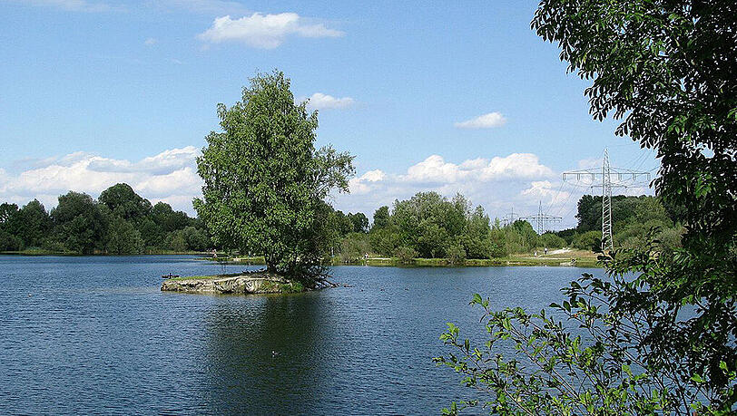 Der Große Böhmerweiher in Lochhausen. Hier wurde am Samstag eine Leiche gefunden. Der Große Böhmerweiher in Lochhausen. Hier wurde am Samstag eine Leiche gefunden.