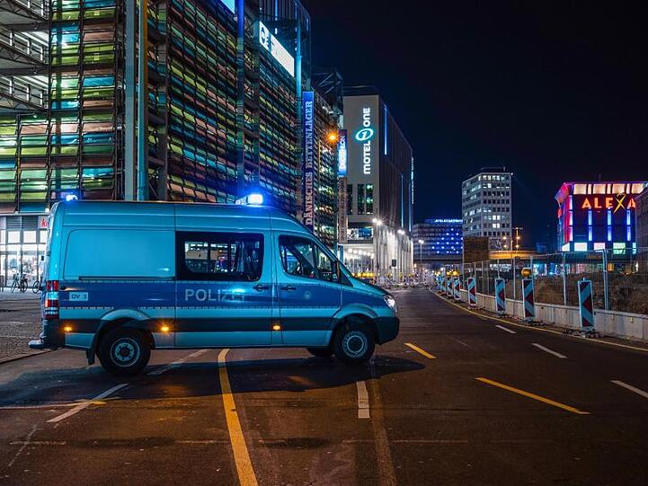 Ein Polizeiauto sperrt die Grunerstraße nahe des Alexanderplatzes ab.