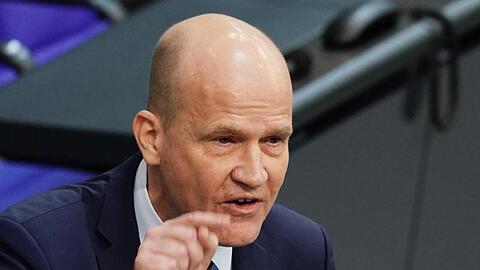 "Wir müssen jetzt gerade in der Krise zusammenhalten und nicht gegeneinander arbeiten", sagt Ralph Brinkhaus.