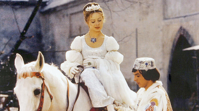 Der Prinz (Pavel Trávnícek) passt Aschenbrödel (Libuse Safránková) den verlorenen Schuh an - eine Szene aus «Drei Haselnüsse für Aschenbrödel» (undatiert). Der Film wird im Ersten gezeigt.