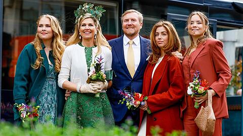 Mit Königin Máxima und den drei Töchtern feiert Willem-Alexander den Koningsdag 2024 in Emmen.