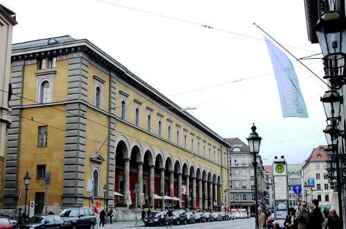 Das seit Jahren leer stehende &bdquo;Bavarian American Hotel&ldquo; (rechts) grenzt direkt an das &bdquo;Grand Hotel&ldquo;.