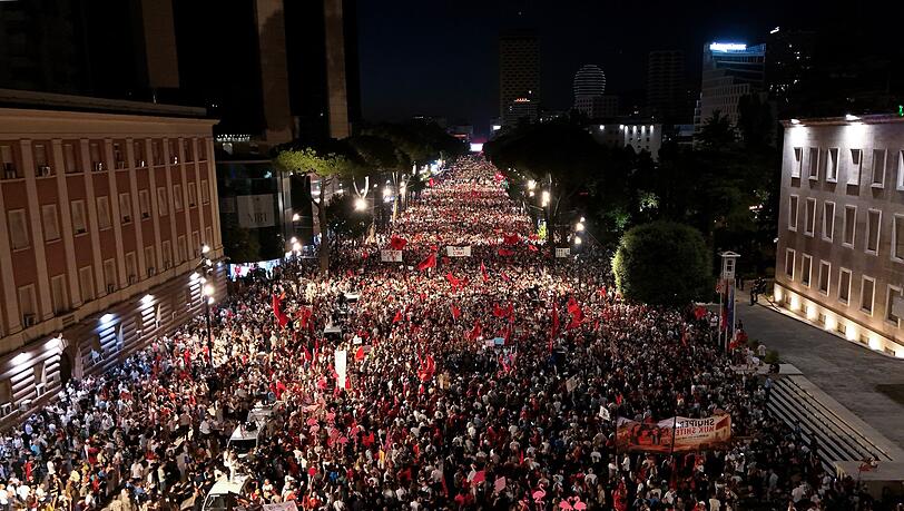 Seit gut 40 Tagen demonstrieren in Tirana große Menschenmengen gegen ein Tourismusprojekt in einem Naturschutzgebiet an der Adria. (Archivbild) Seit gut 40 Tagen demonstrieren in Tirana große Menschenmengen gegen ein Tourismusprojekt in einem Naturschutzgebiet an der Adria. (Archivbild)