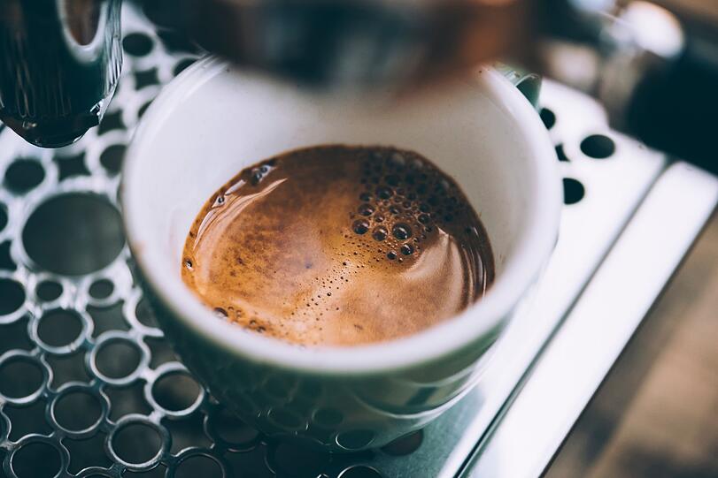 Weil der Espresso so bitter ist, zählt er auch zu den Lebensmitteln, welche die Gesundheit der Bauchspeicheldrüse fördern. Sie dürfen Ihrem Bedürfnis nach dem Wachmacher am Nachmittag also ruhig nachgehen. Espresso und andere Kaffeesorten sollten aber immer in Maßen konsumiert werden, ansonsten überwiegen negative Effekte auf die Gesundheit den positiven. Weil der Espresso so bitter ist, zählt er auch zu den Lebensmitteln, welche die Gesundheit der Bauchspeicheldrüse fördern. Sie dürfen Ihrem Bedürfnis nach dem Wachmacher am Nachmittag also ruhig nachgehen. Espresso und andere Kaffeesorten sollten aber immer in Maßen konsumiert werden, ansonsten überwiegen negative Effekte auf die Gesundheit den positiven.