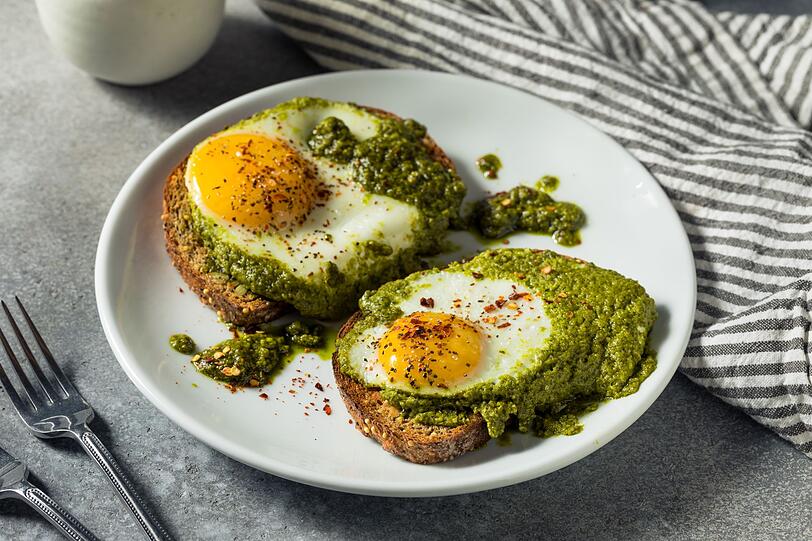 Dar&uuml;ber hinaus schmeckt Pesto als kalte So&szlig;e nicht nur zu Nudeln, sondern auch zu Fleisch- oder Fischgerichten, an Ofengem&uuml;se, auf Brot oder zu Ei. Mit Essig und &Ouml;l l&auml;sst es sich zu einer Salatso&szlig;e verd&uuml;nnen. Der Verwendung sind praktisch keine Grenzen gesetzt. Guten Appetit und viel Spa&szlig; beim Experimentieren!