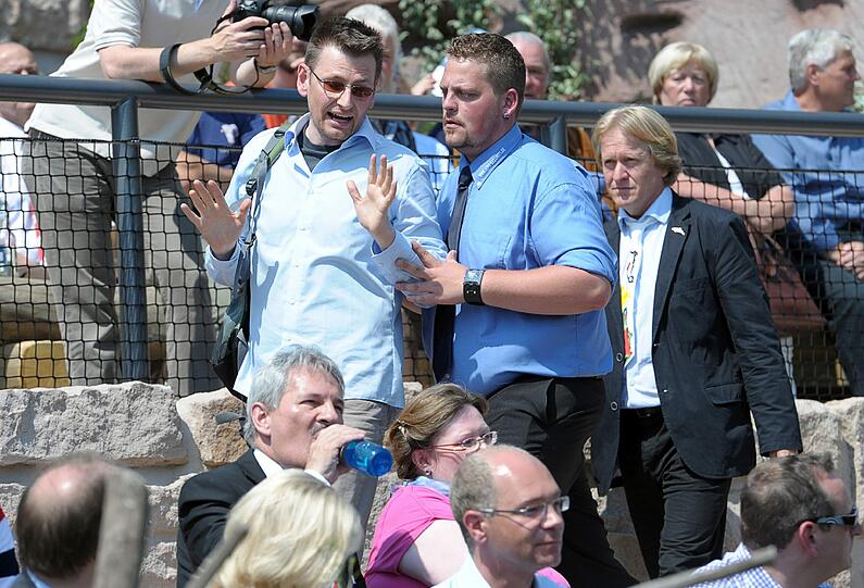 Dieser Tierschützer hatte die Eröffnungsfeier der Delfinlagune gestört. Er wurde aus der Zuschauerbereich geführt.