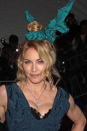 Madonna wollte 2009 ihren 28 Jahre jüngeren Liebhaber Jesus Luz heiraten. Aber nur in einer Kabbala-Zeremonie. 2010 kam statt der Trauung die Trennung. Es wird gemutmaßt, dem brasilanischen Model sei Madonna doch zu alt gewesen.