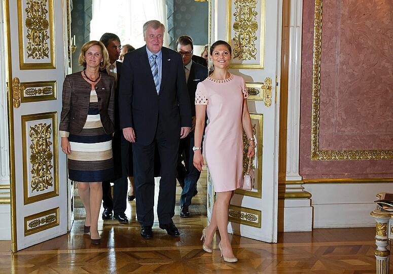Victoria ist zum ersten Mal Mutter geworden. Die 34-Jaehrige brachte am frühen Donnerstagmorgen (23.02.12) eine Tochter zur Welt - wurde die Mini-Prinzessin etwa in München gezeugt? Fest steht vor neun Monaten waren Victoria und Gatte Daniel zu Besuch in der Hauptstadt der Herzen - hier die Bilder...